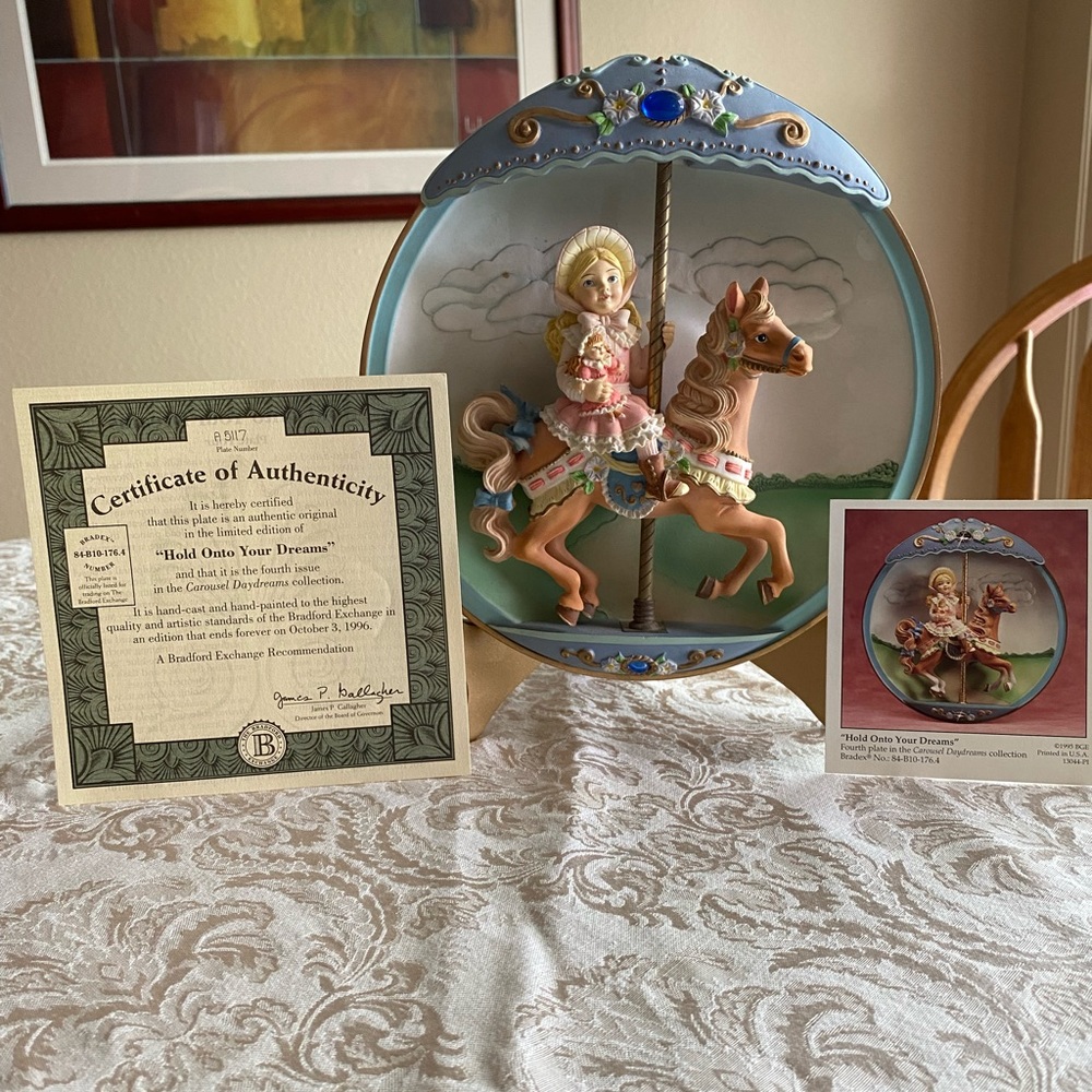 4th PLATE VINTAGE 1994 ‘HOLD ONTO YOUR DREAMS’ of the CAROUSEL DREAMS COLLECTION